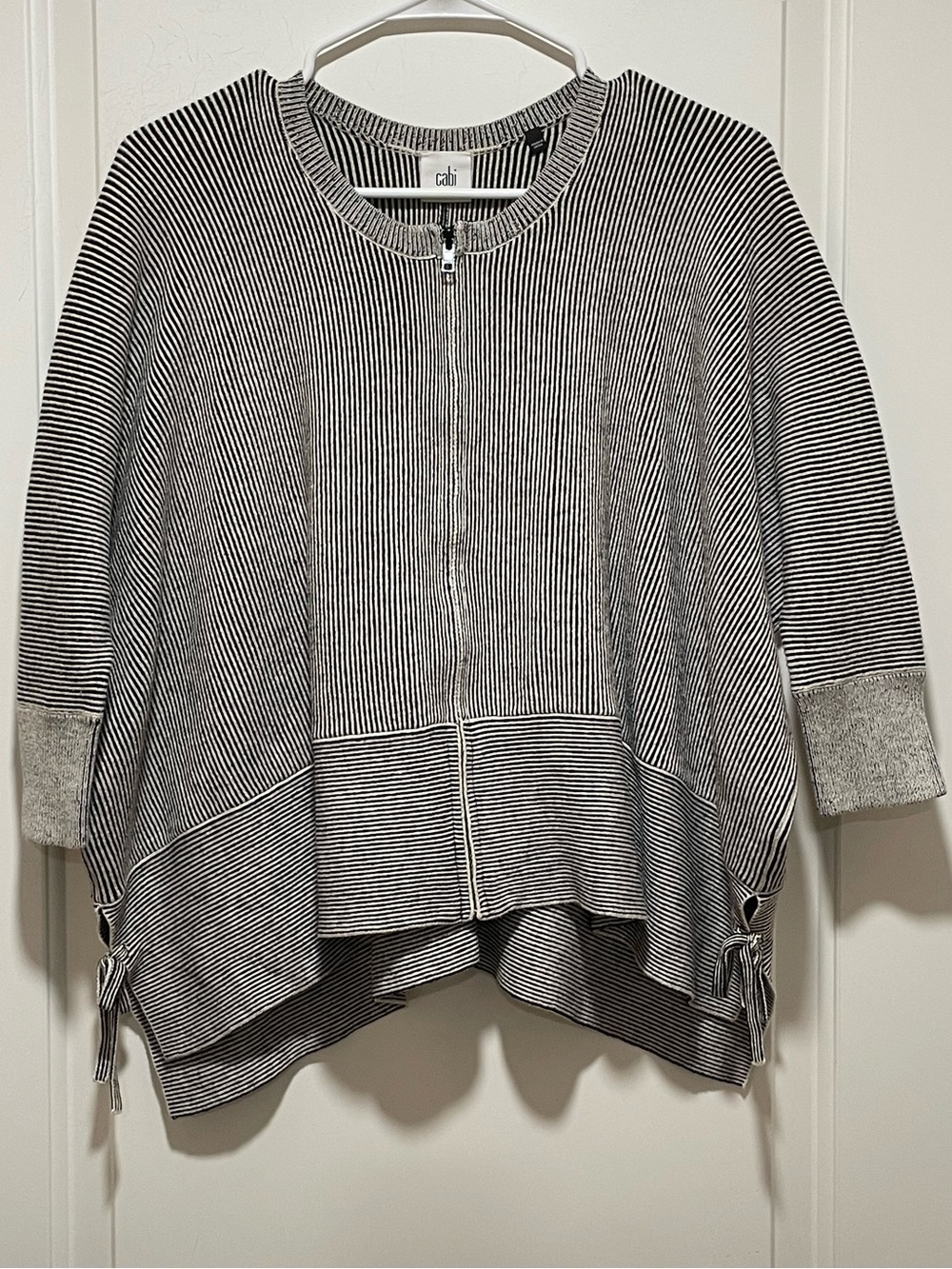 CAbi Cupid’s Cardigan Style 3526 Sz Small Full Zip Side Tie Cardigan Gray Cream - Picture 2 of 13